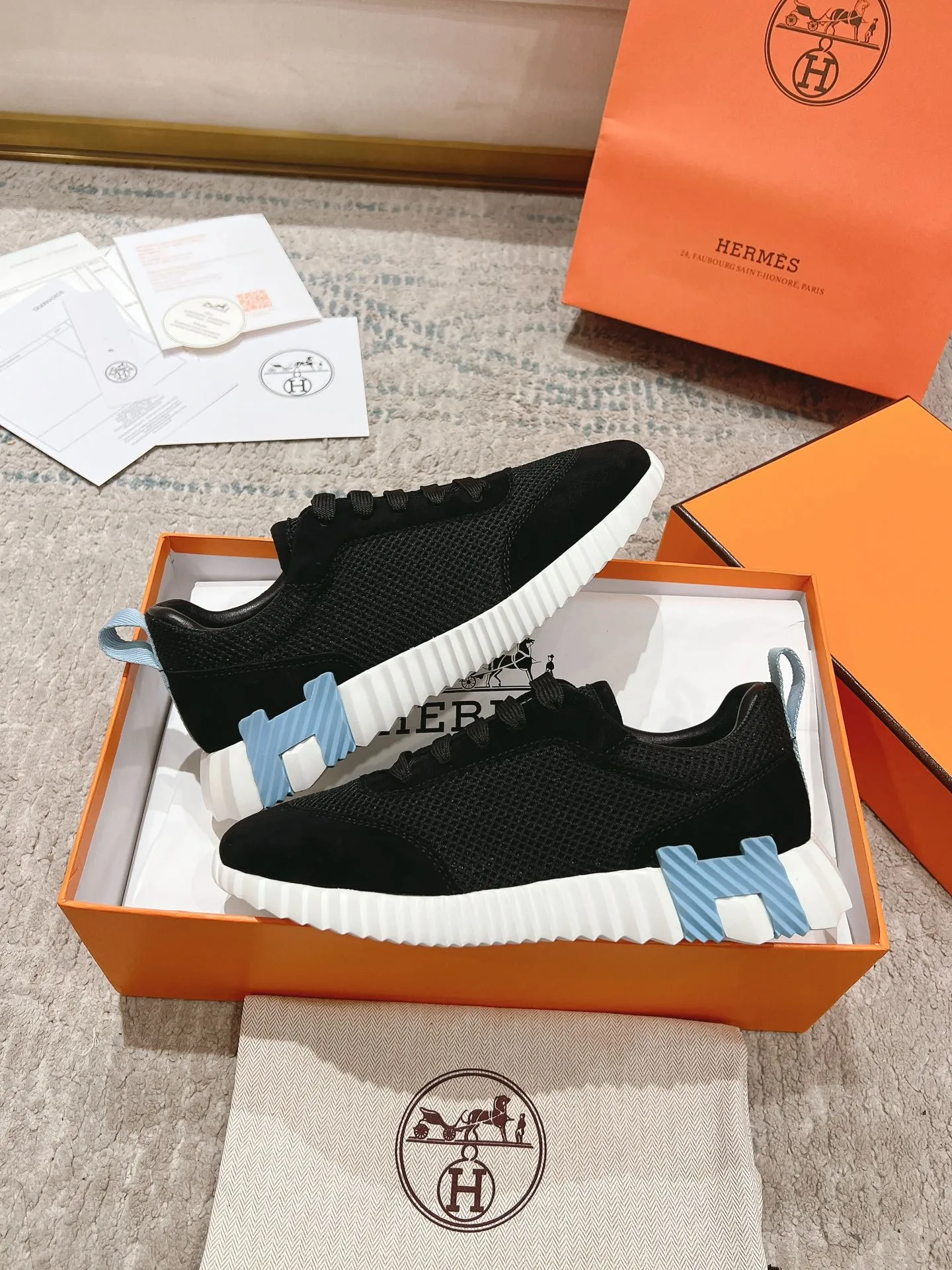 👟👟Ex-factory price 640👟👟 ‼ ️Top version 2024ss Hermès/Hermès new arrival in early autumn, casual shoes for couples👟Color-blocking design MM style, advanced fashion, simple and advanced, casual matching, very light and comfortable on the feet 🔘Upper: suede/cowhide 🔘Inner: sheepskin 🔘Outsole: original PU foam molding outsole 🔘Number of sizes: Women’s size 35-42 (40.41.42, custom made, non-refundable) Men’s size 39-46 (45.46, custom made, non-refundable) 🎁Original exquisite packaging